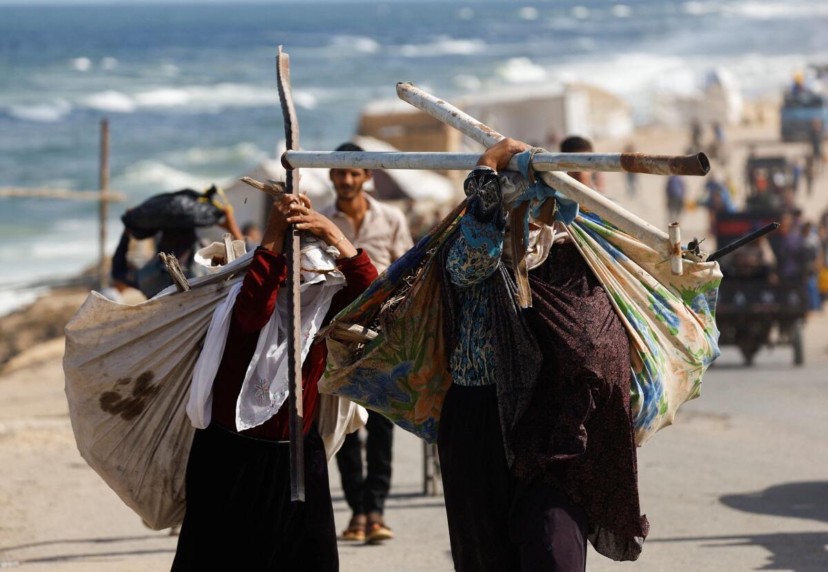 Displaced Palestinians fleeing northern Gaza due to an Israeli military operation, move southward after Israeli forces ordered residents of Gaza City to evacuate to the south, in the central Gaza Strip September 25, 2025.