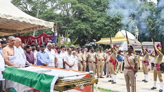 Author S L Bhyrappa’s final rites performed with full state honours in Mysuru