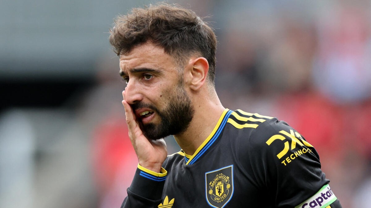 Fernandes misses penalty as Man United slump to defeat at Brentford