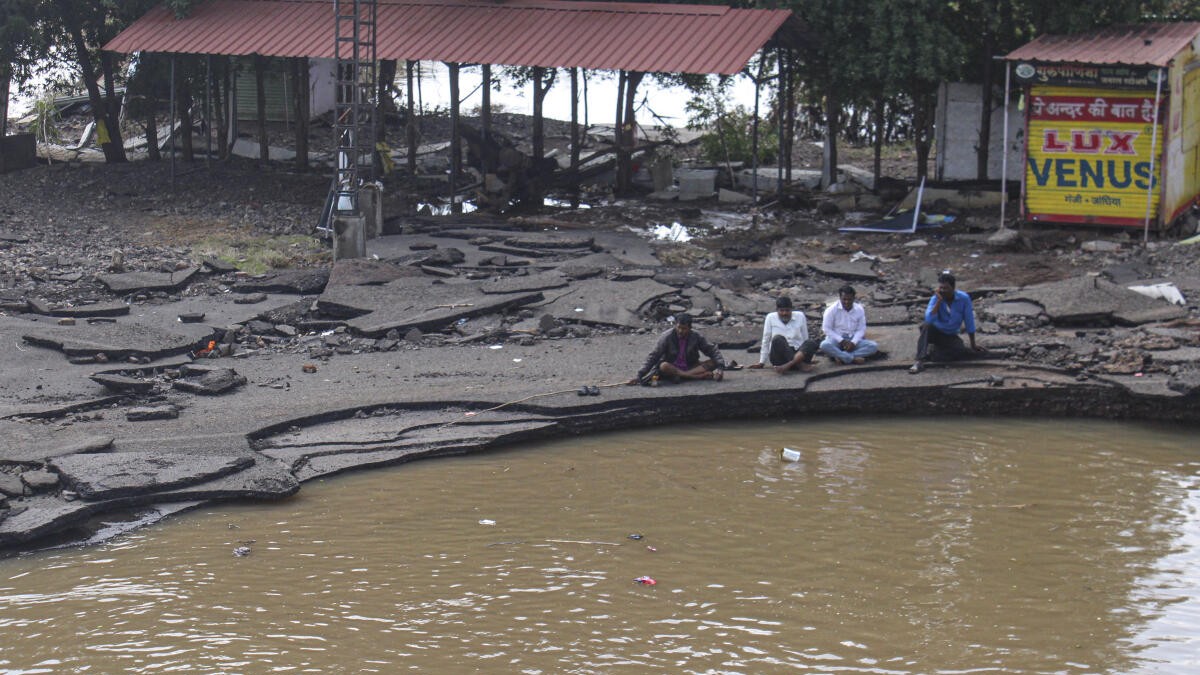 Maharashtra's unseasonal rains ravage 60 lakh hectares of crops