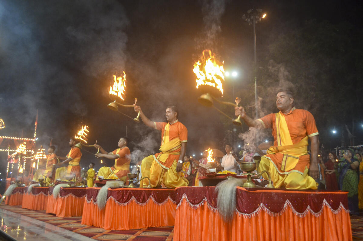 Priests perform 'Ganga Aarti' on 'Ashtami Tithi' during the 'Navratri' festival, in Mirzapur, Monday, Sept. 29, 2025.