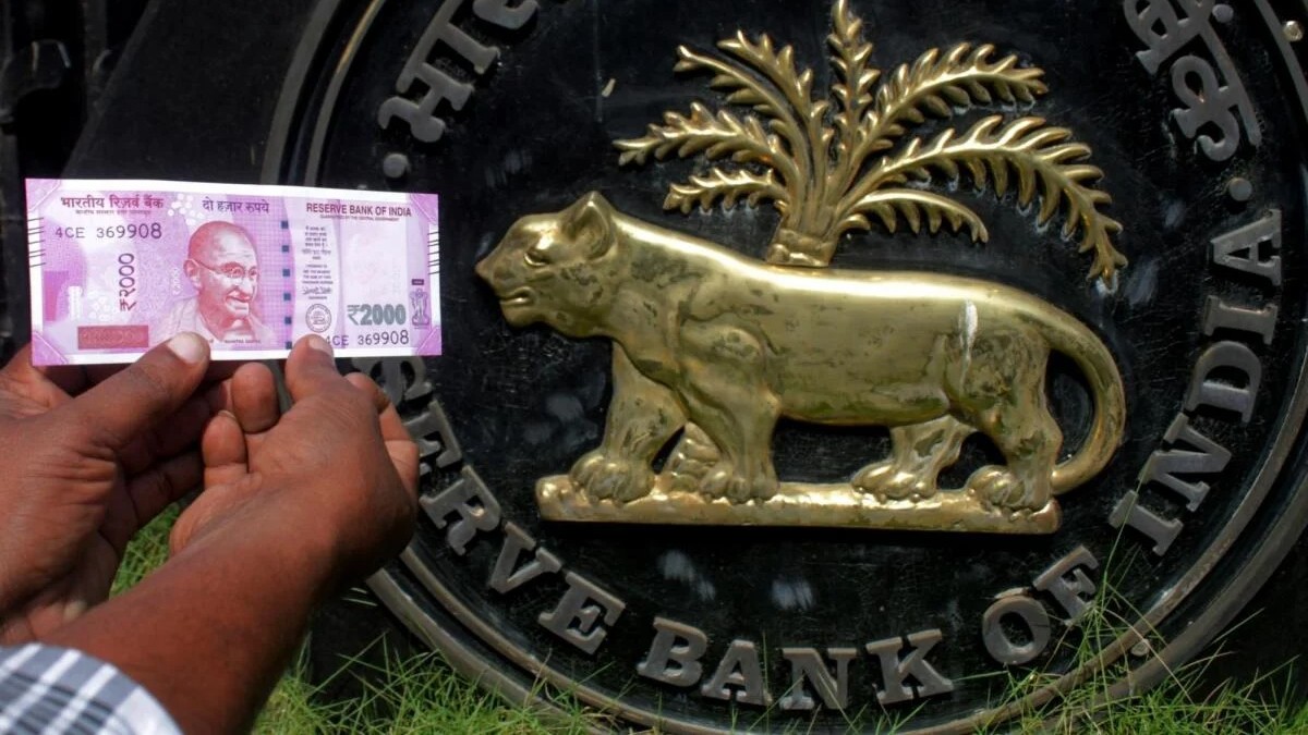 Rs 2,000 notes worth Rs 5,884 cr still in circulation: RBI