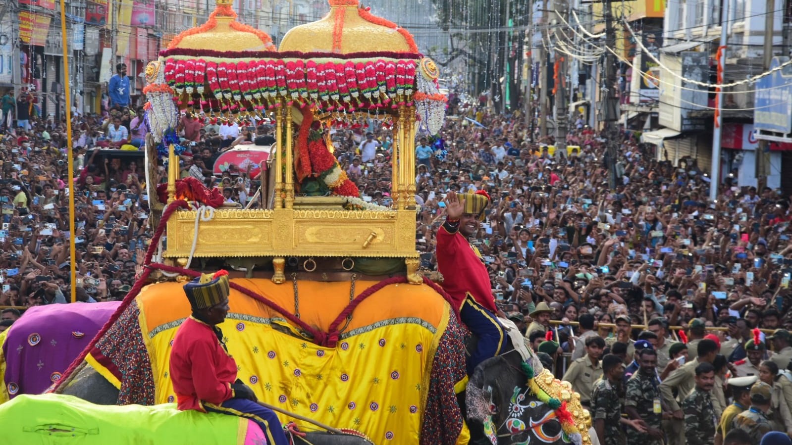 Howdah-carrier Abhimanyu at Krishnaraja Circle during Jamboo Savari in Mysuru on Thursday. 