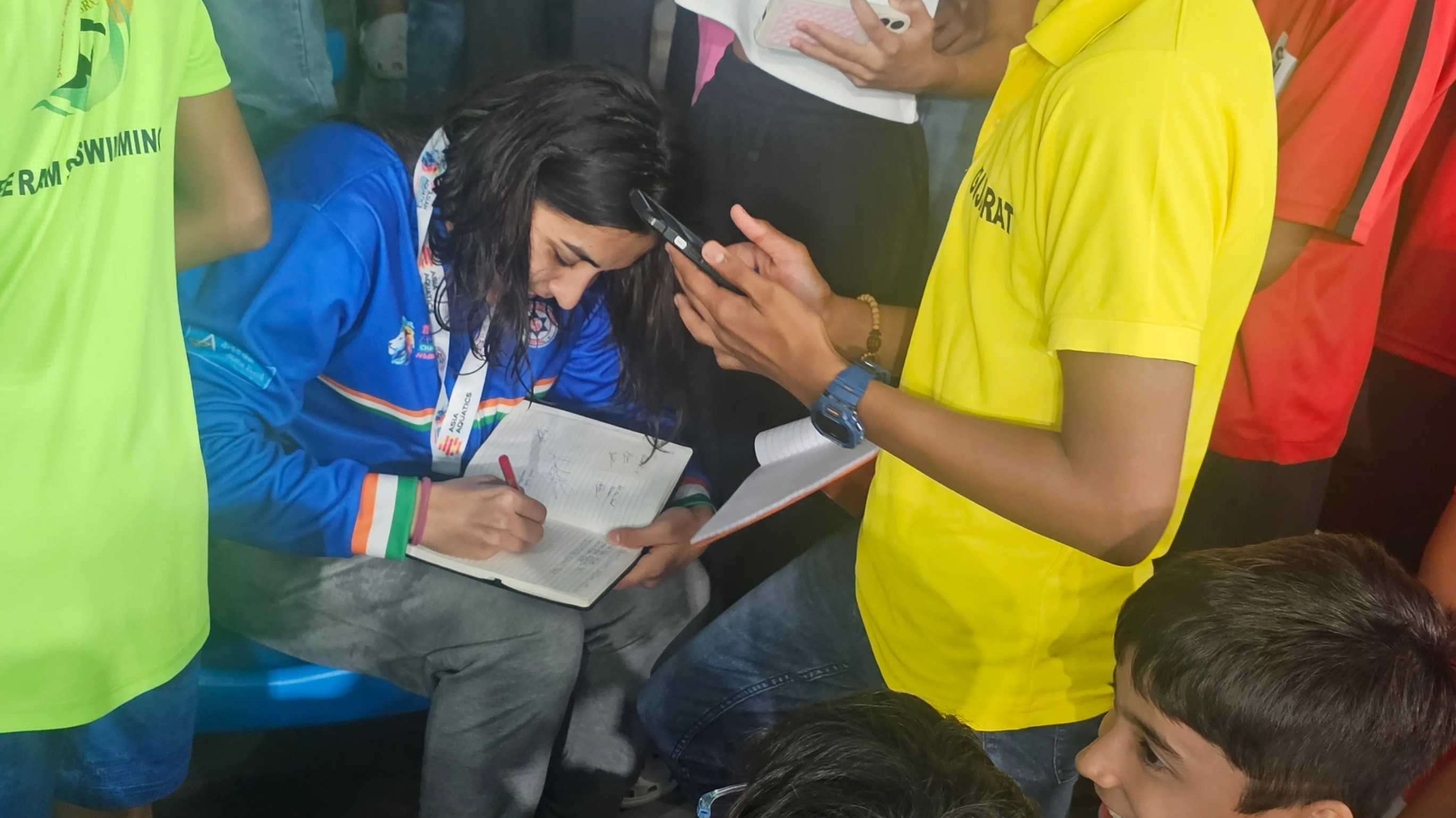 Asian Aquatics Championships: Bhavya Sachdeva gets mobbed by fans after medal show