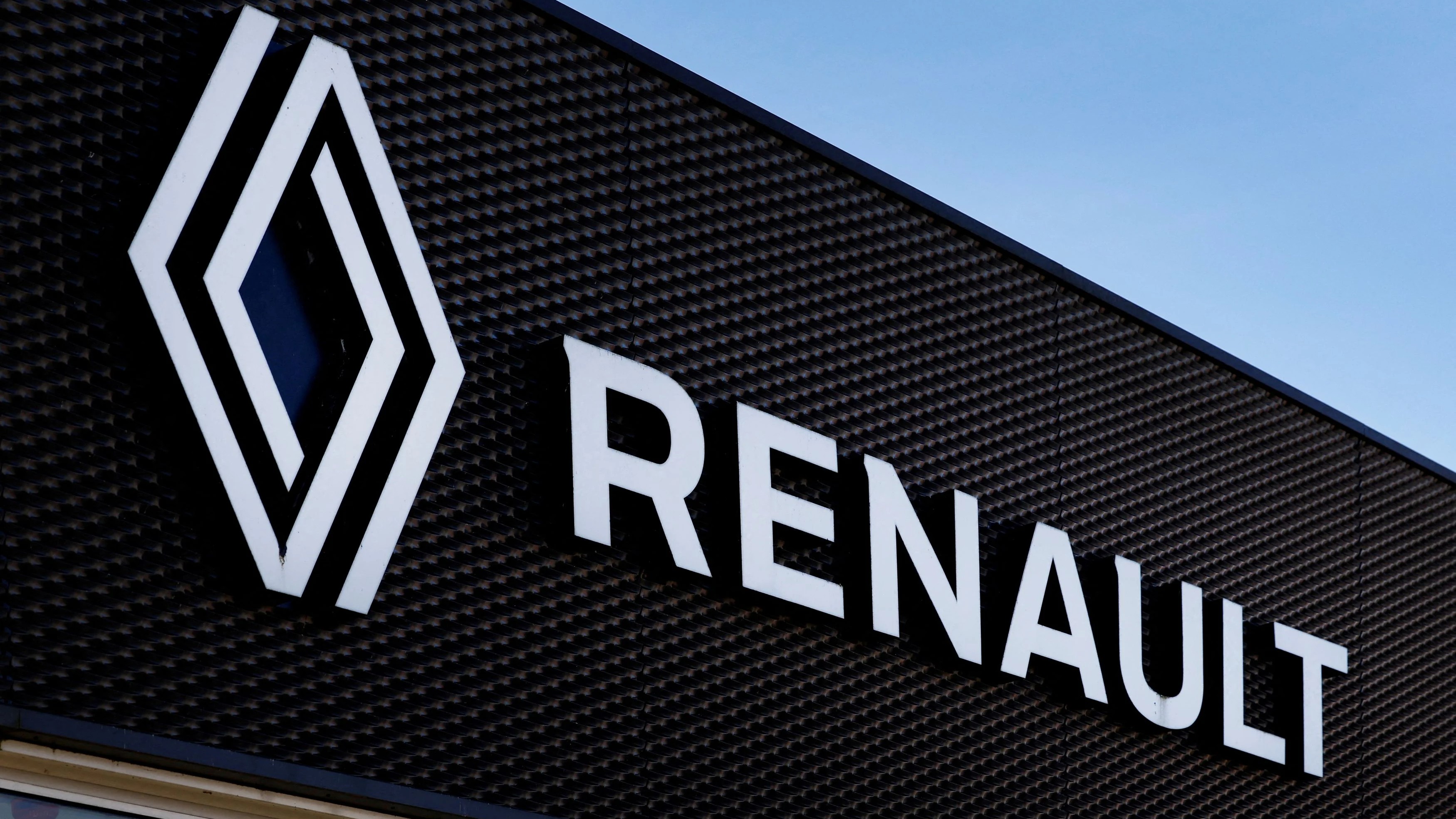 Renault plans to cut 3,000 jobs in support functions, French newsletter reports 