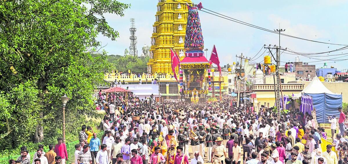 A large number of devotees take part in the car festival of Goddess Chamundeshwari atop Chamundi Hill in Mysuru on Monday. 