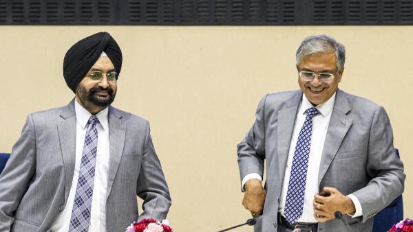 Bihar Assembly Elections 2025 | Anganwadi workers to help verify identity of 'ghoongat', burqa-clad voters at booths: CEC