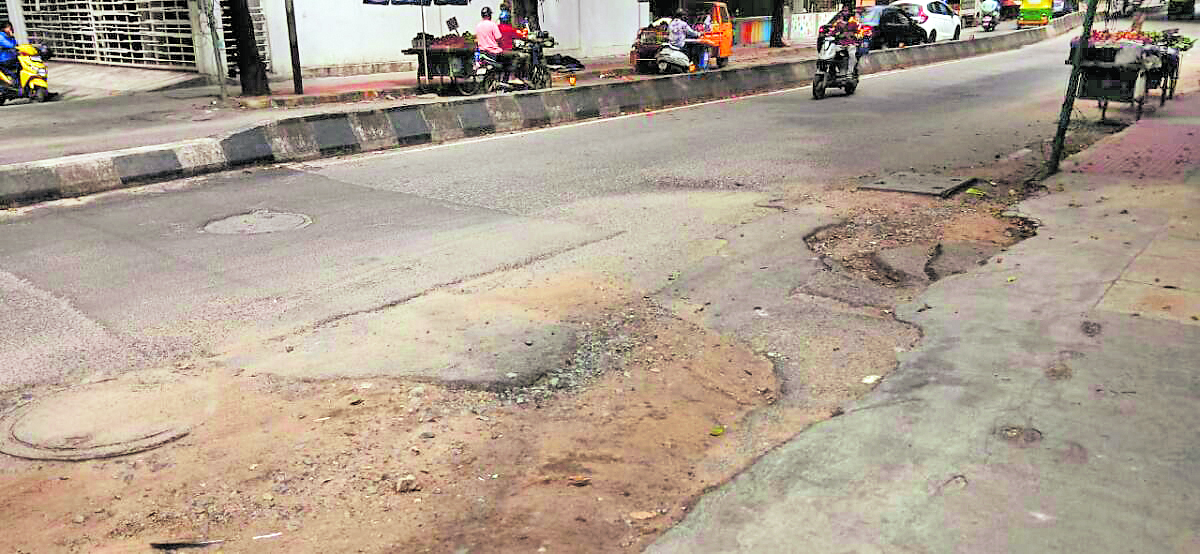 Potholes in Jayanagar 9th Block. DH Photo/Shraddha A K