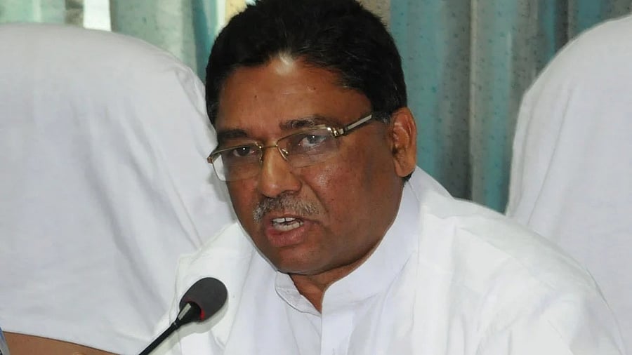 Congress leader Ugrappa faces ire of Bhovi community protesters in Shivamogga Read more at: https://www.deccanherald.com/india/karnataka/congress-leader-ugrappa-faces-ire-of-bhovi-community-protesters-in-shivamogga