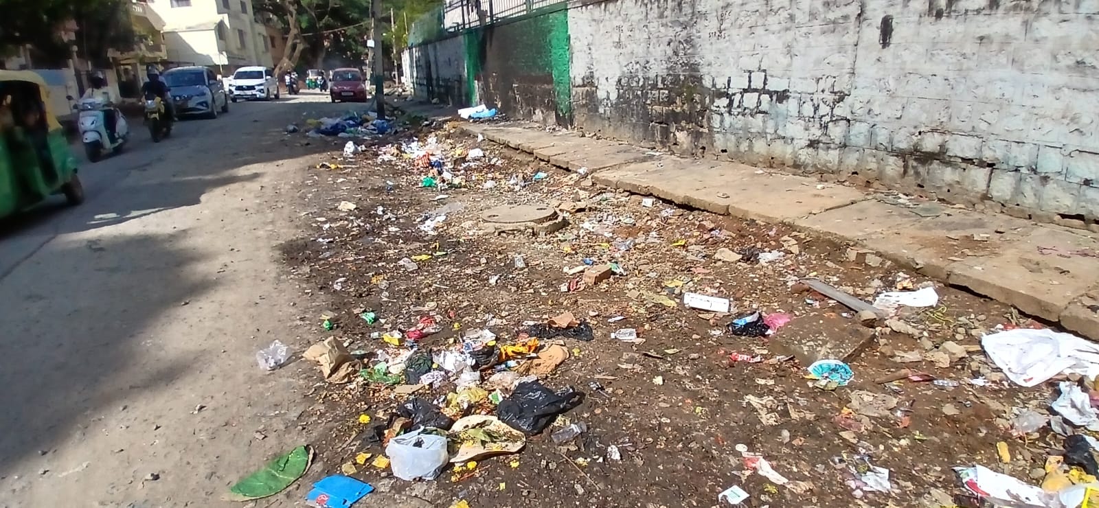 Garbage dumped on Lazar Road raises hygiene concerns and worries residents. DH PHOTO/Shraddha AK
