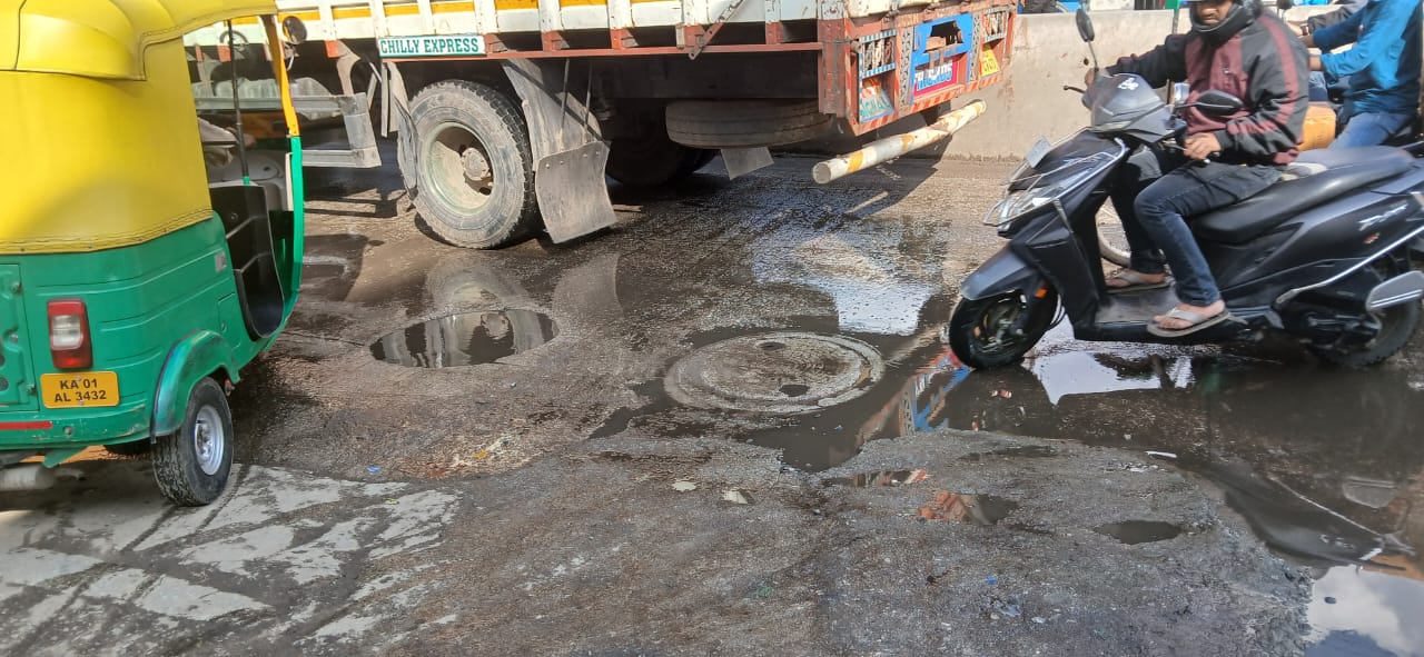 Overflowing sewage adds to woes on AS Char Street Chickpet. DH PHOTO/Shraddha AK