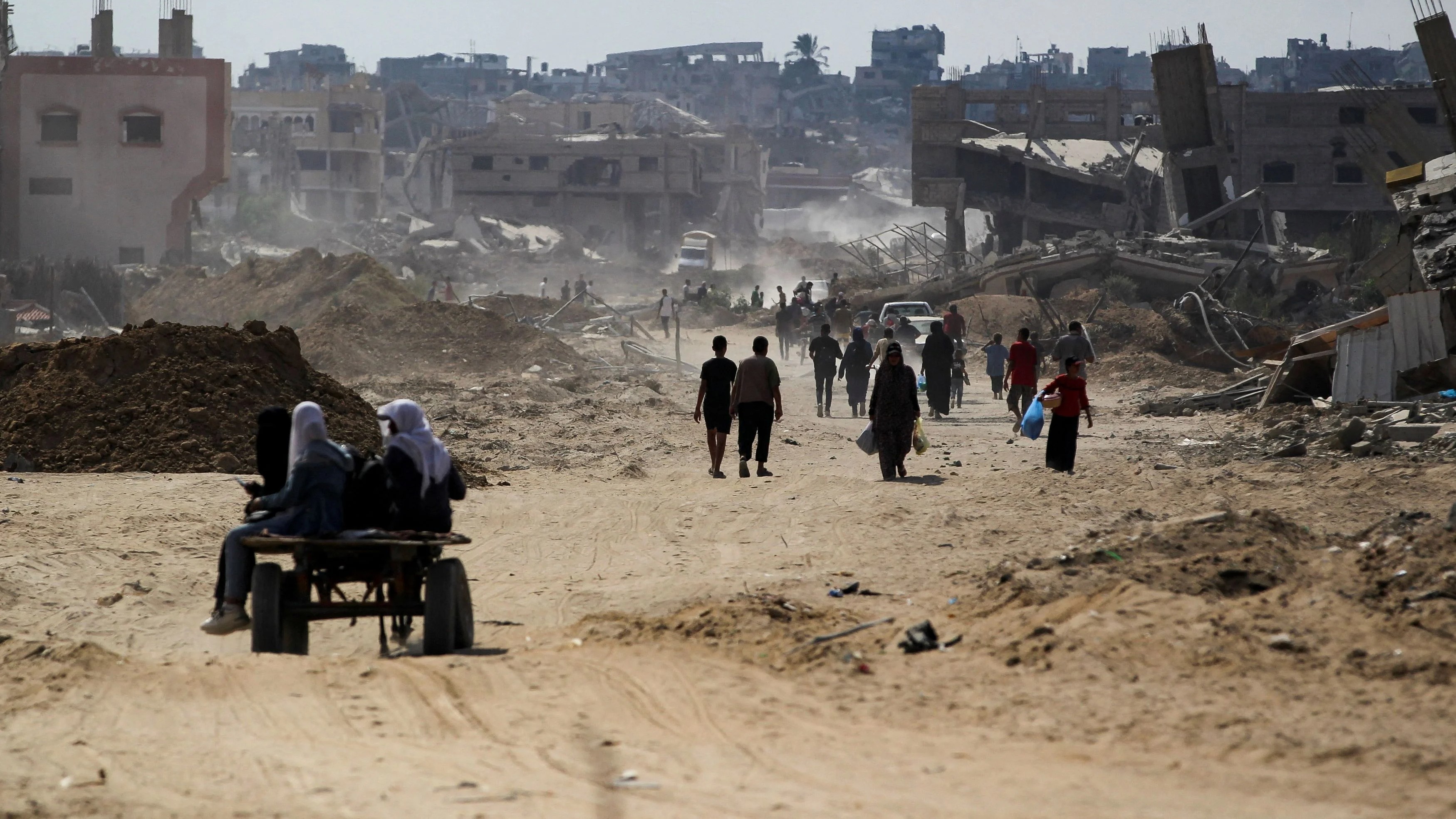 Thousands of displaced Gazans flock towards remnants of homes after ceasefire