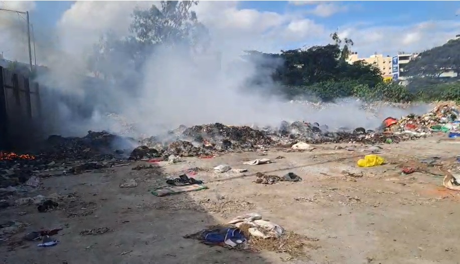 Garbage being burned near a government land in the Sumanahalli area.