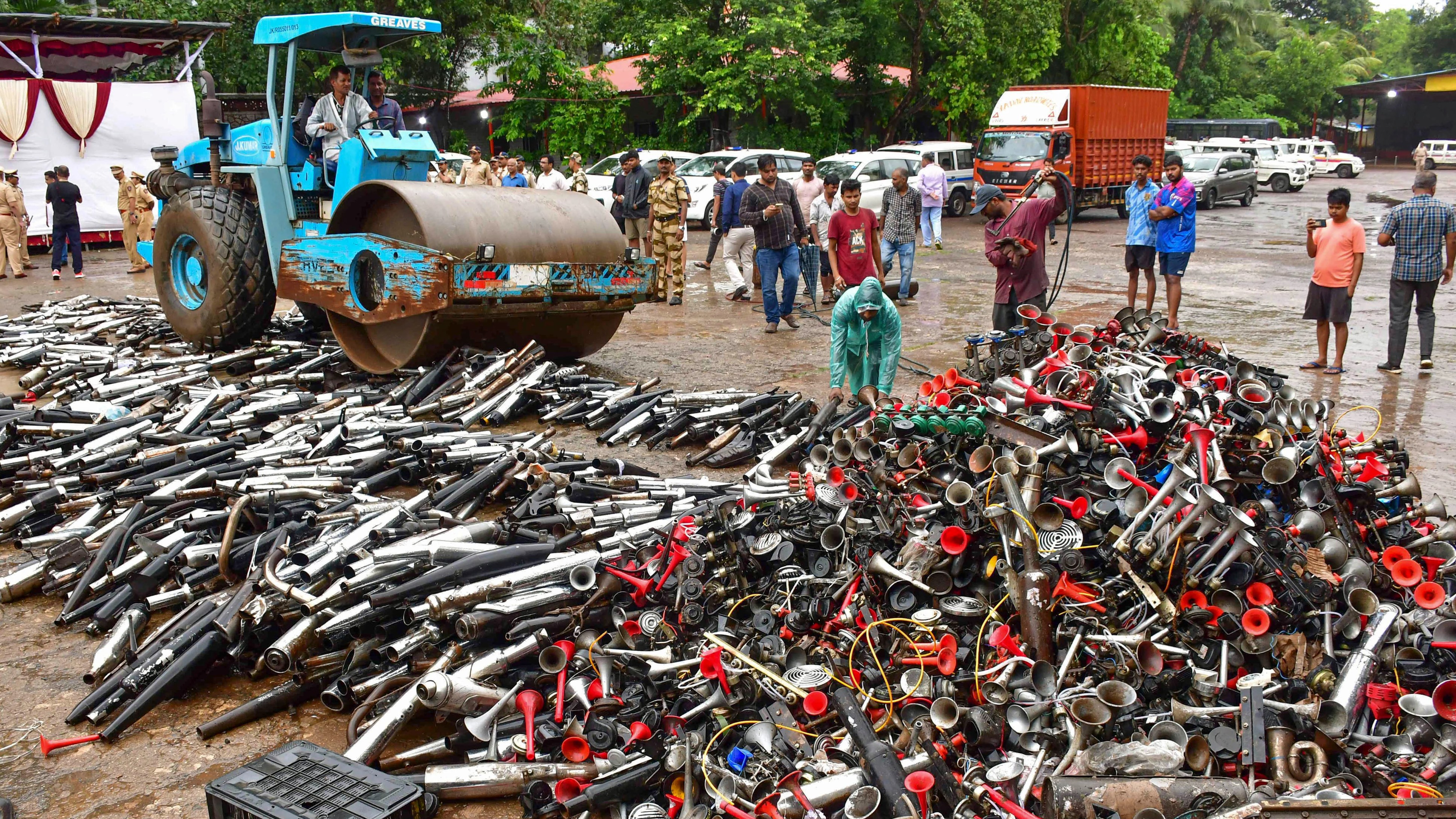 Bengaluru Traffic Police seizes 947 modified silencers, registers 3,674 cases for shrill horns in weeklong drive 
