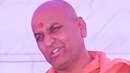Deputy Commissioner bans Kaneri Mutt seer from entering Karnataka's Vijayapura dist