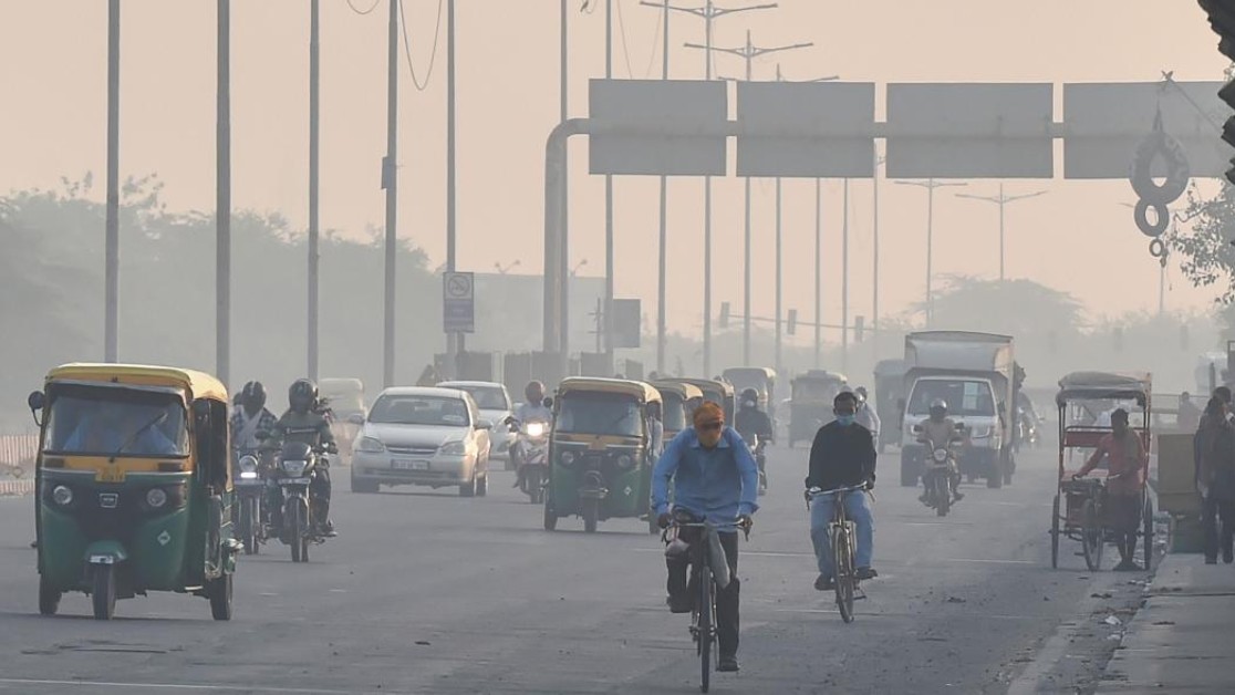 Air quality remains 'poor' in Delhi, minimum temperatures dips slightly