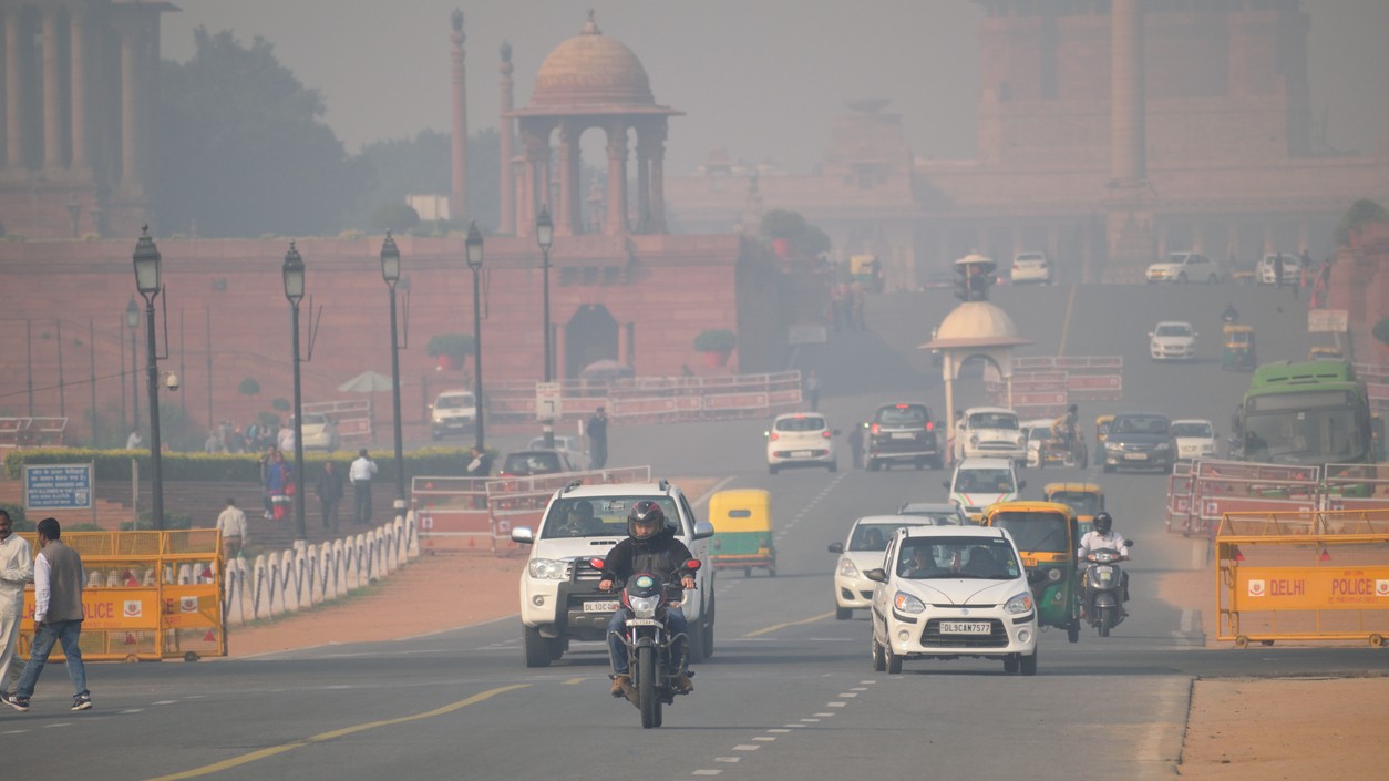 Delhi records minimum temperature of 20.6 degree Celcius, air quality 'poor'