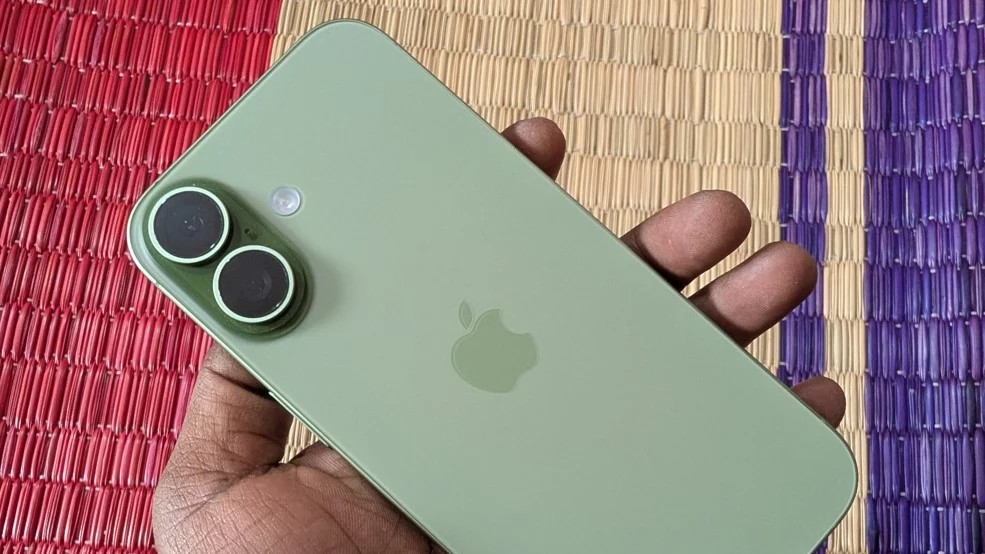 DH Review: iPhone 17: Premium features without expensive 'Pro' price-tag