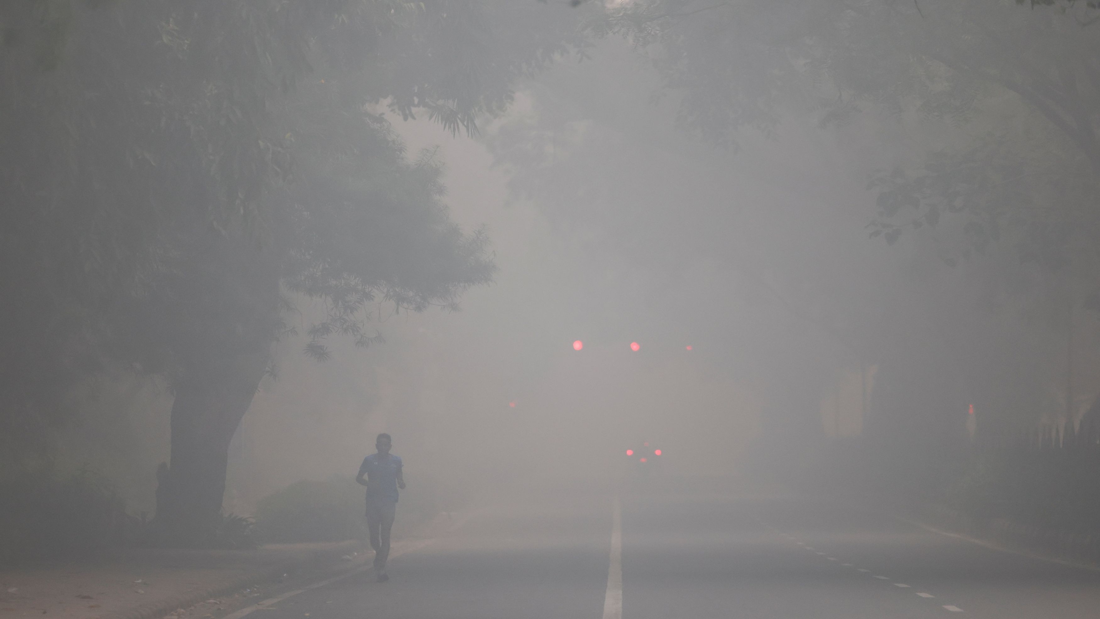 Thick blanket of smog engulfs Delhi-NCR a day after diwal, air quality turns severe