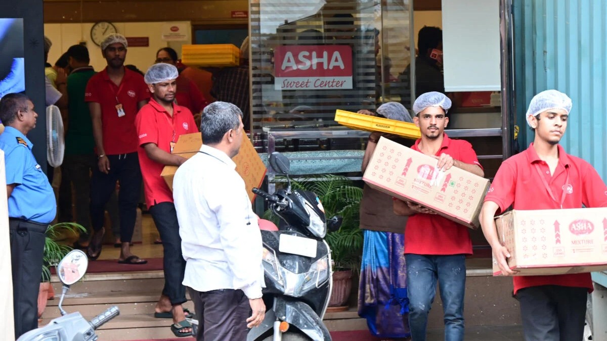 Diwali sales cross record Rs 6 lakh crore in India: CAIT