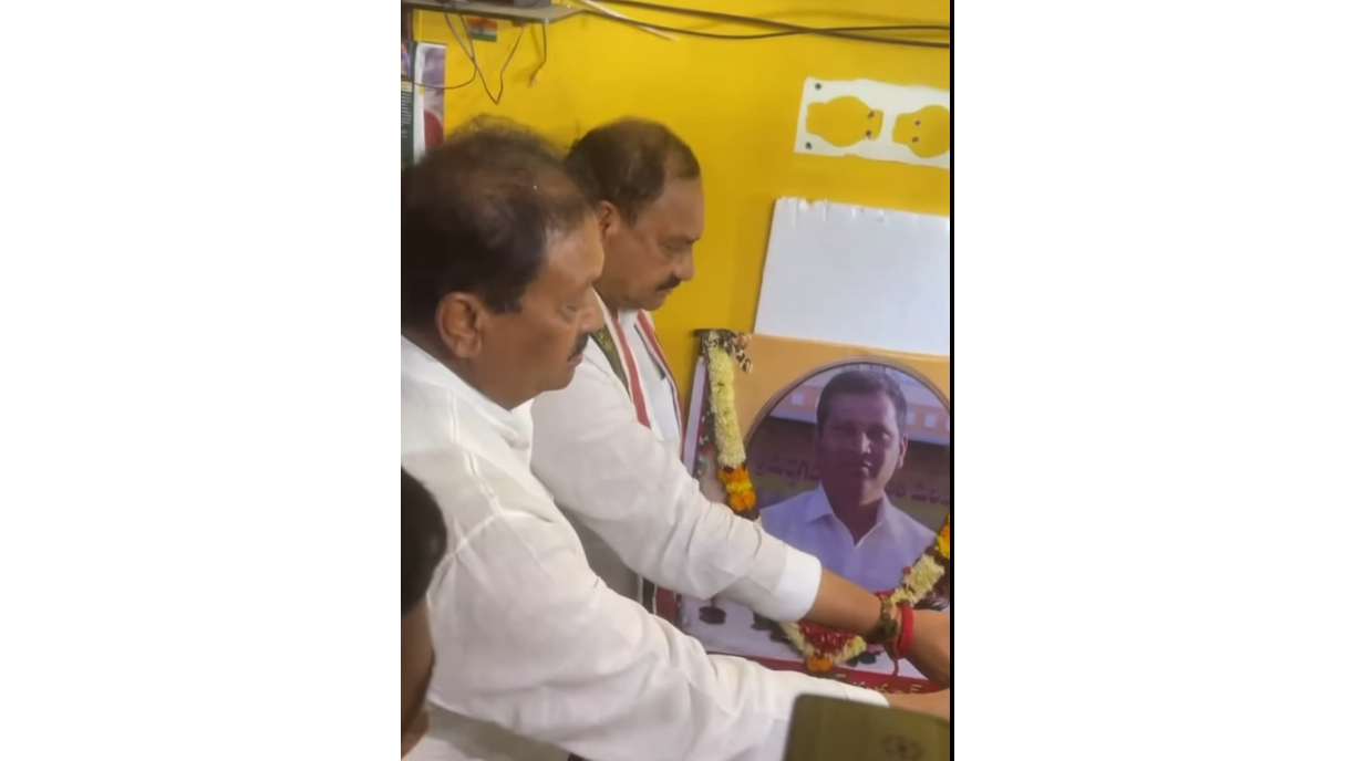 Telangana Congress leaders Mahesh Kumar Goud & Shabbir Ali console family of martyred constable in Nizamabad