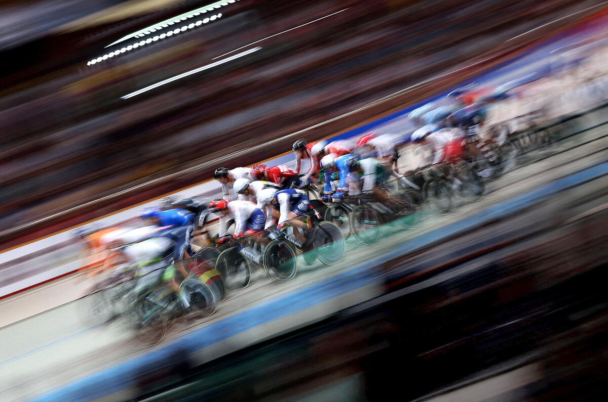 Athletes in action during the men's omnium elimination race.