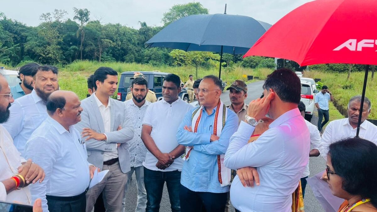 Dinesh Gundu Rao directs officials to complete work on MUDA layout at Konaje by November