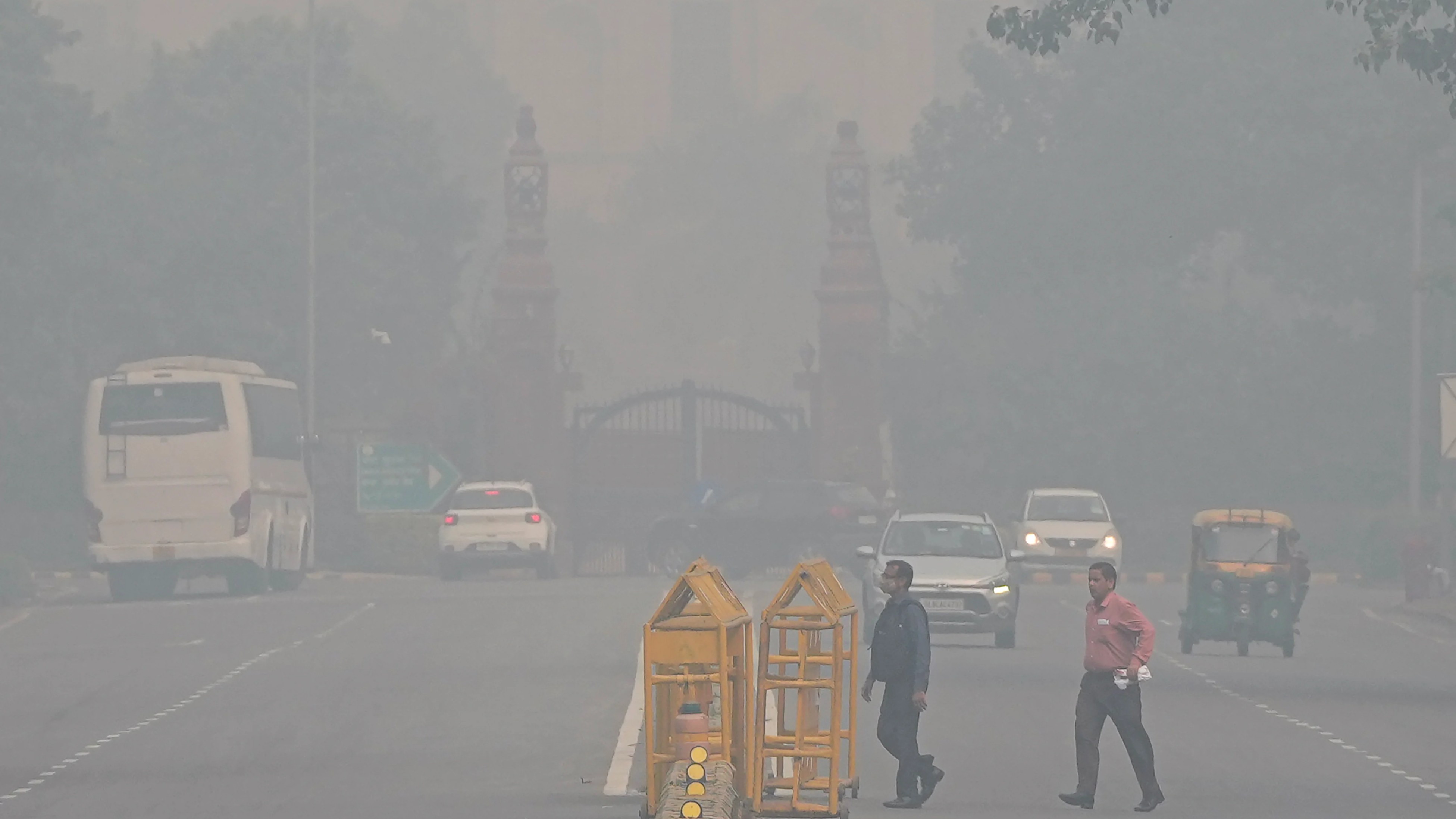 Air quality remains 'very poor' as Delhi wakes up to hazy morning