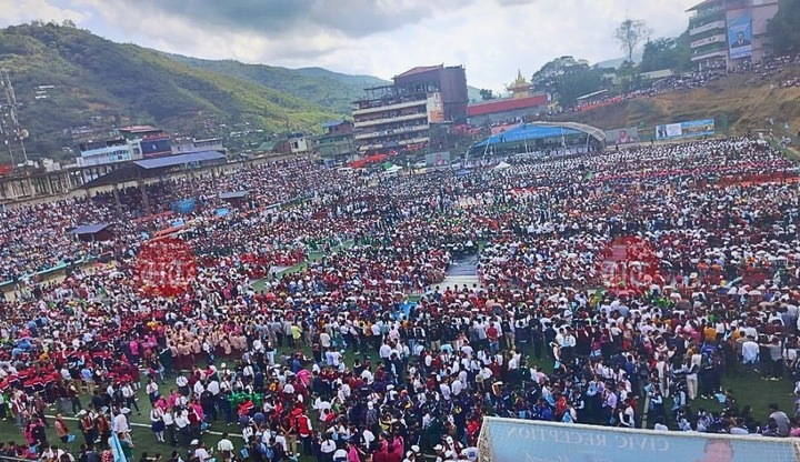 An image showing the gathered crowd.
