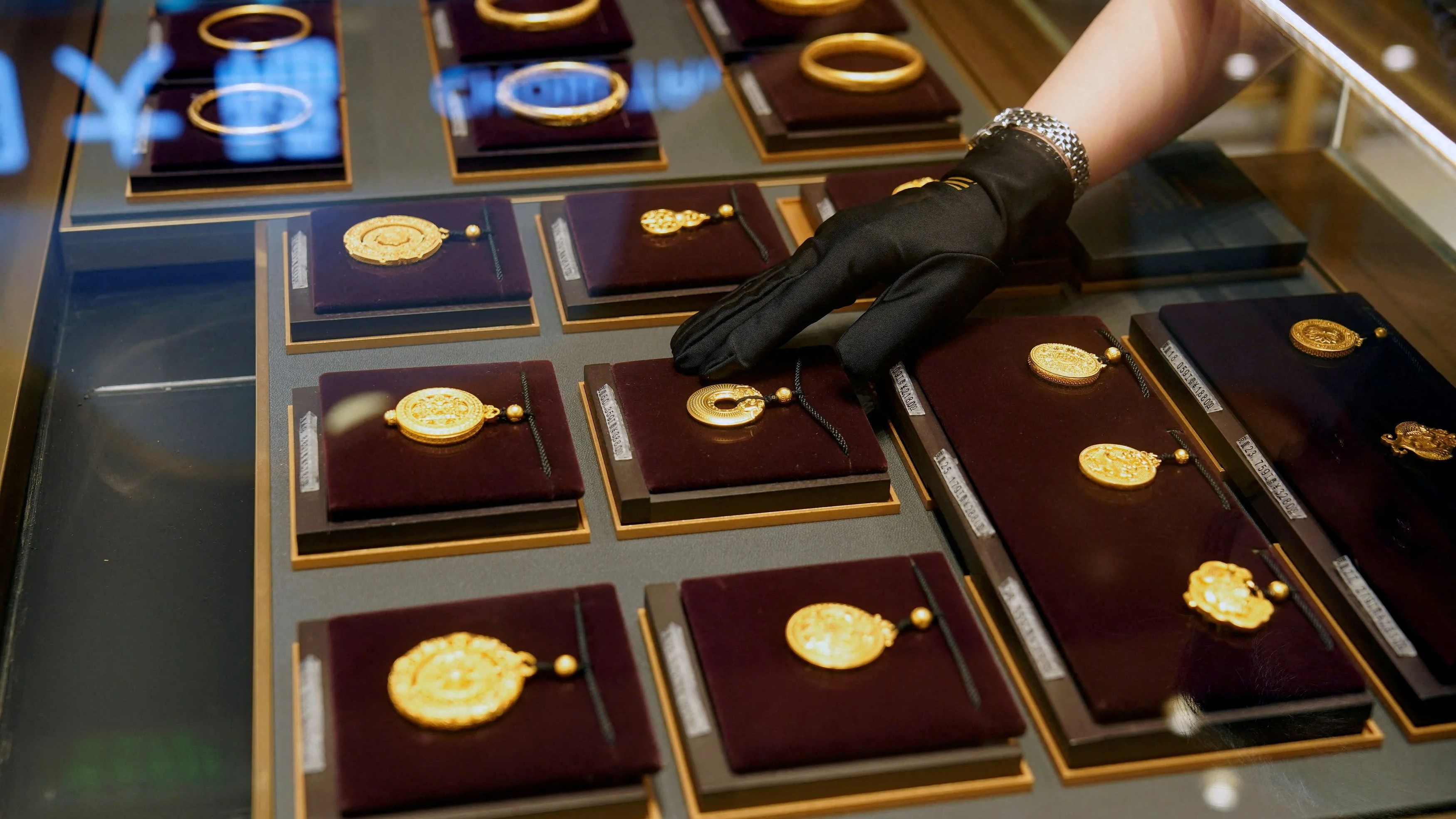 Gold slips to Rs 1,21,290/10g as US-China truce temper safe haven demand