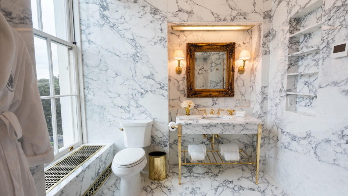 Trump renovates the Lincoln bathroom in marble and gold