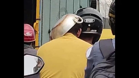 'Frying pan won't cut it': Peak Bengaluru moment shows rider using utensil instead of helmet