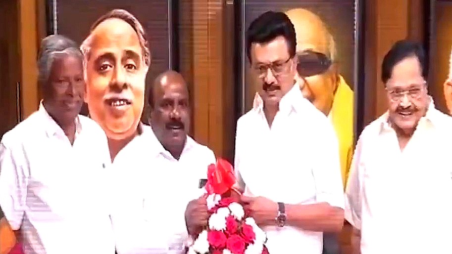 Tamil Nadu's expelled AIADMK leader Manoj Pandian joins DMK