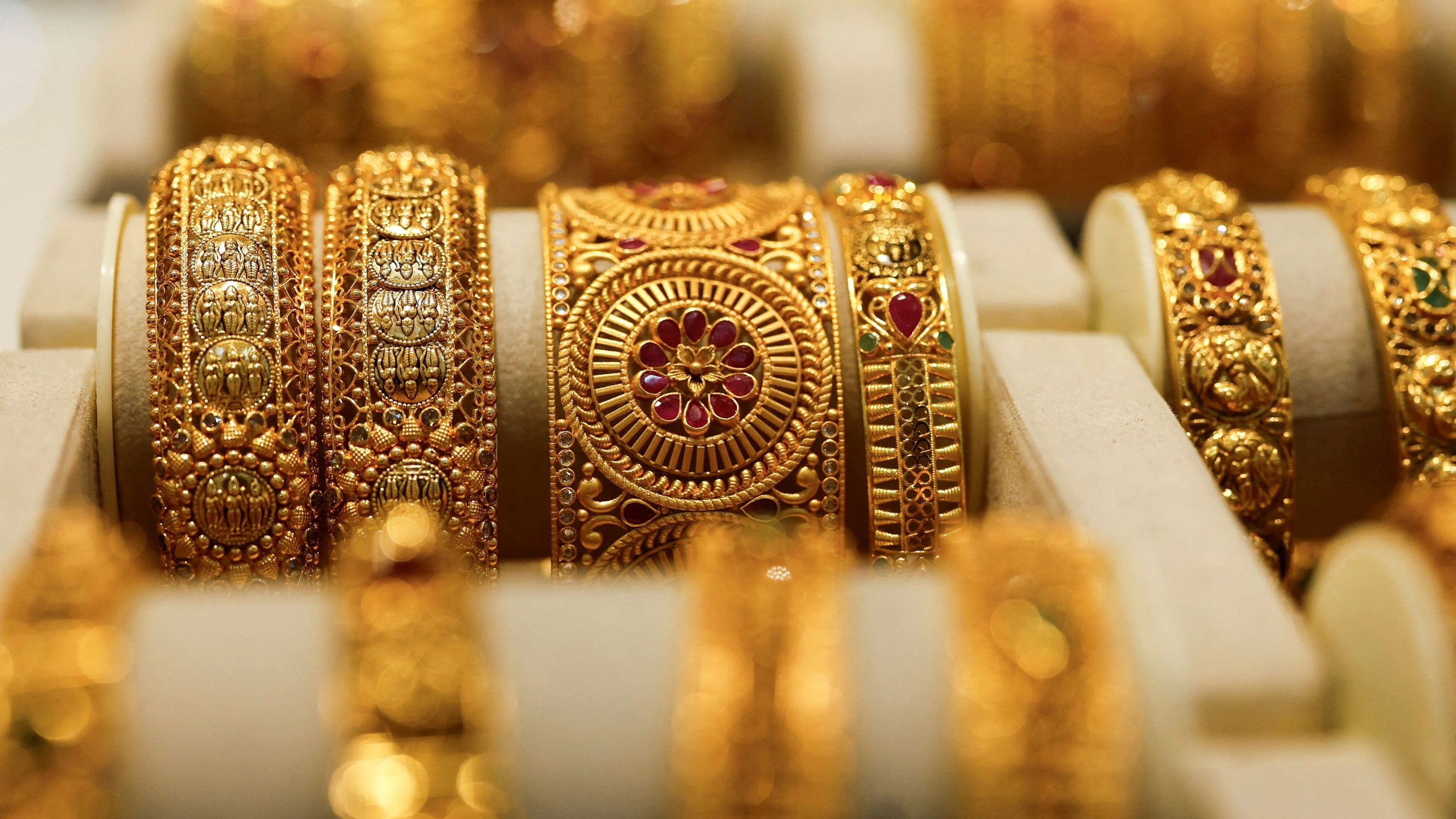 Gold futures climb Rs 791 to Rs 1,21,313/10g on weak dollar, firm cues