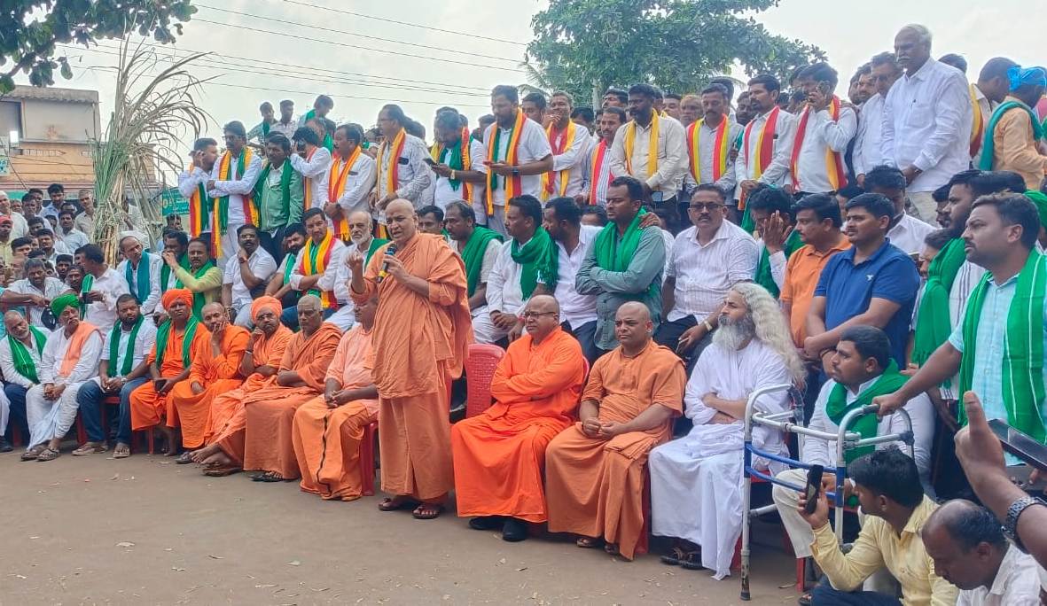 Karnataka: Sugarcane farmers defer highway block, set 2-day deadline for govt