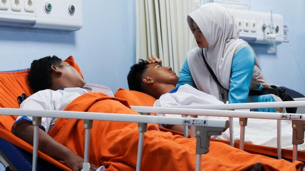 Indonesian mosque blasts injure dozens, teenage suspect identified