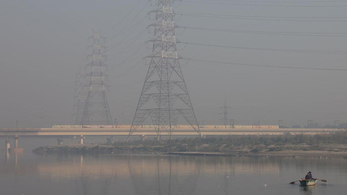 Delhi's air quality remains 'very poor' at 309, shallow fog blankets city