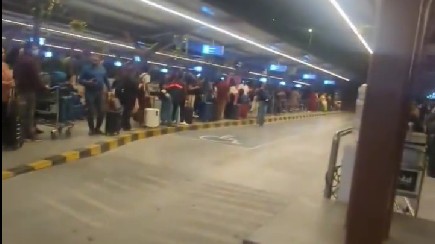 Video of endless queue at Bengaluru airport goes viral as netizens fume over 2-hour wait for cabs