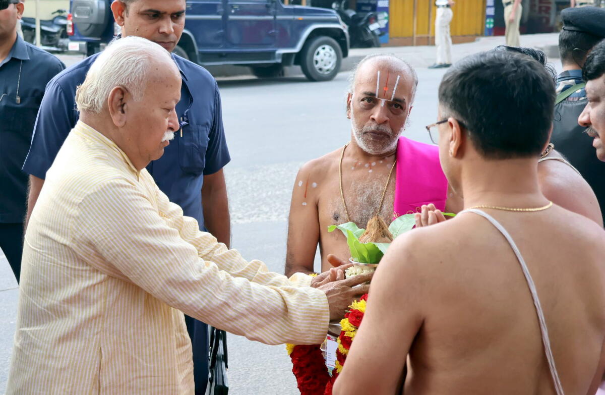 Rashtriya Swayamsevak Sangh (RSS) chief Mohan Bhagwat during a visit to Gaali Anjaneya Swamy Temple, in Bengaluru, Friday.Credit: PTI