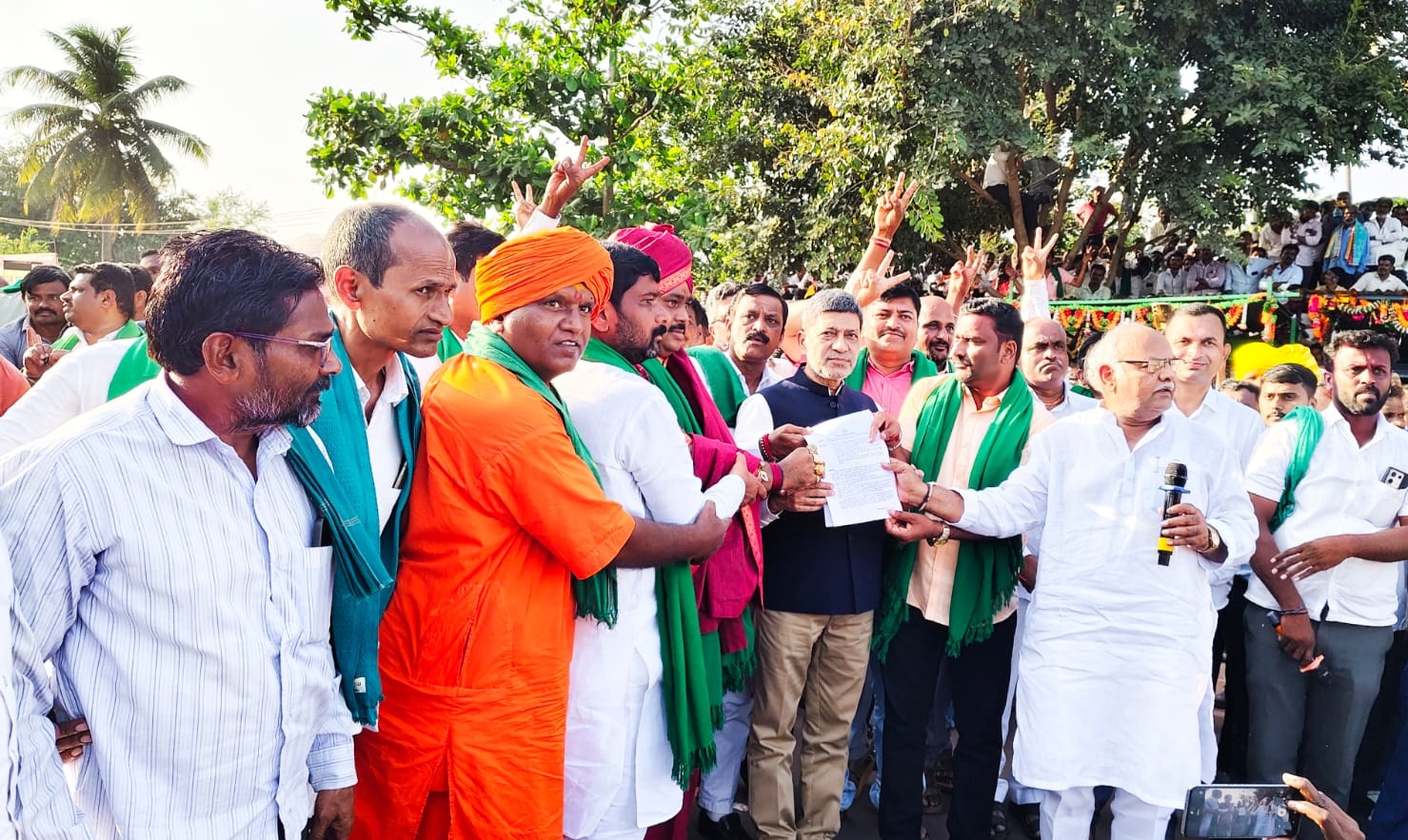 Sugarcane farmers call off protest after minister Shivanand Patil visits site, persuades them