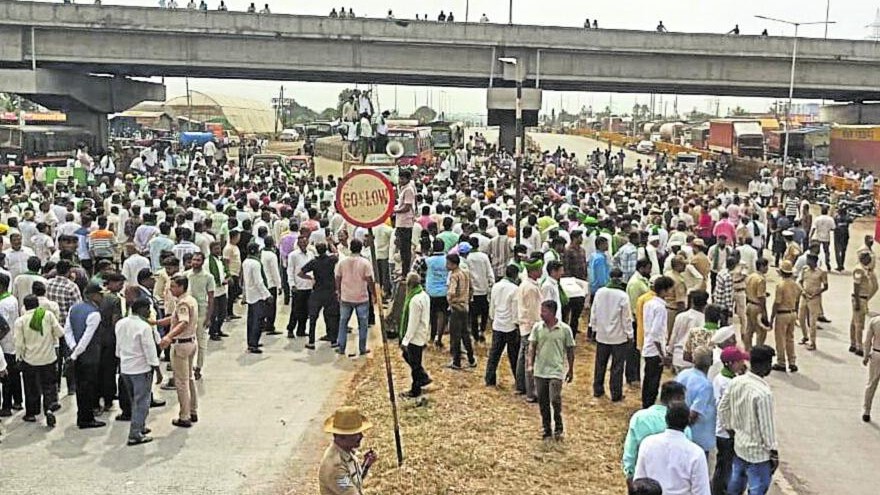 The state government’s decision on Friday to fix Rs 3,300 per tonne of sugarcane evoked mixed response. The farmers camping at Gurlapur Cross in Mudalagi taluk, where it all started, saw the decision as victory for their nine-day struggle. But there is no clarity on whether to continue with protest or end it. Credit: DH PHOTO