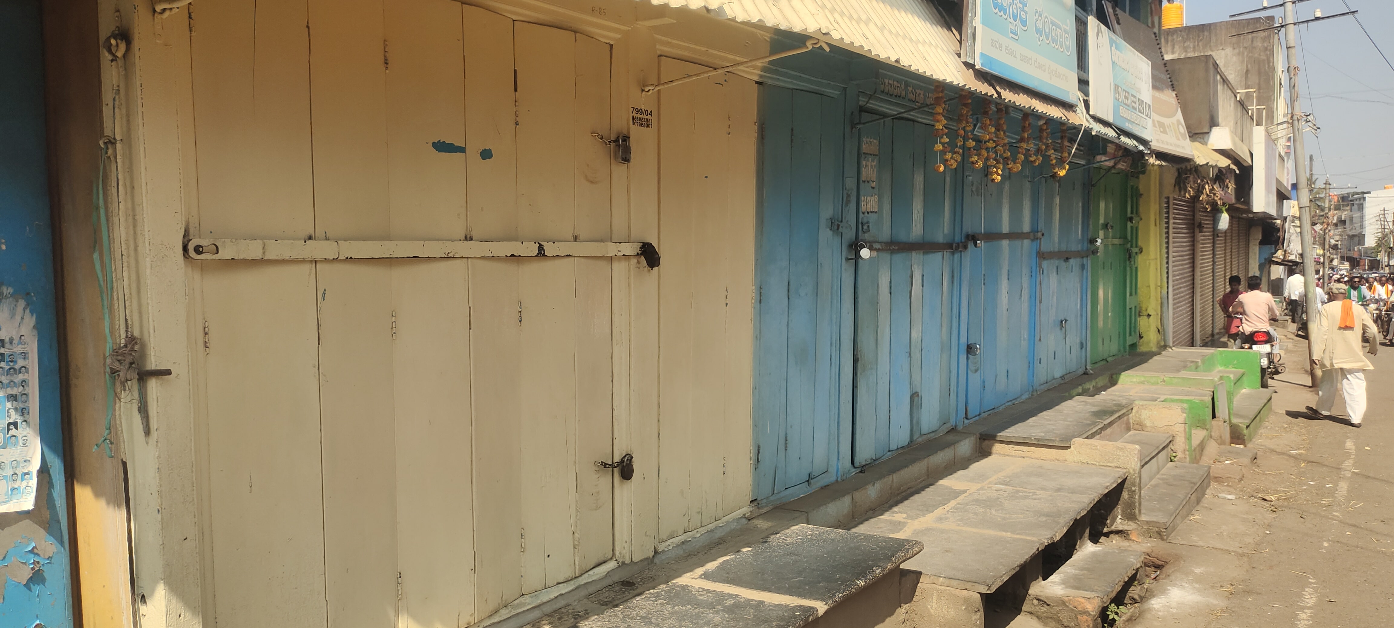 Bailhongal town wears a deserted look due to a dawn-to-dusk bandh called by various farmer organisations demanding the MSP of Rs 3500 per tonne of sugarcane on Saturday.