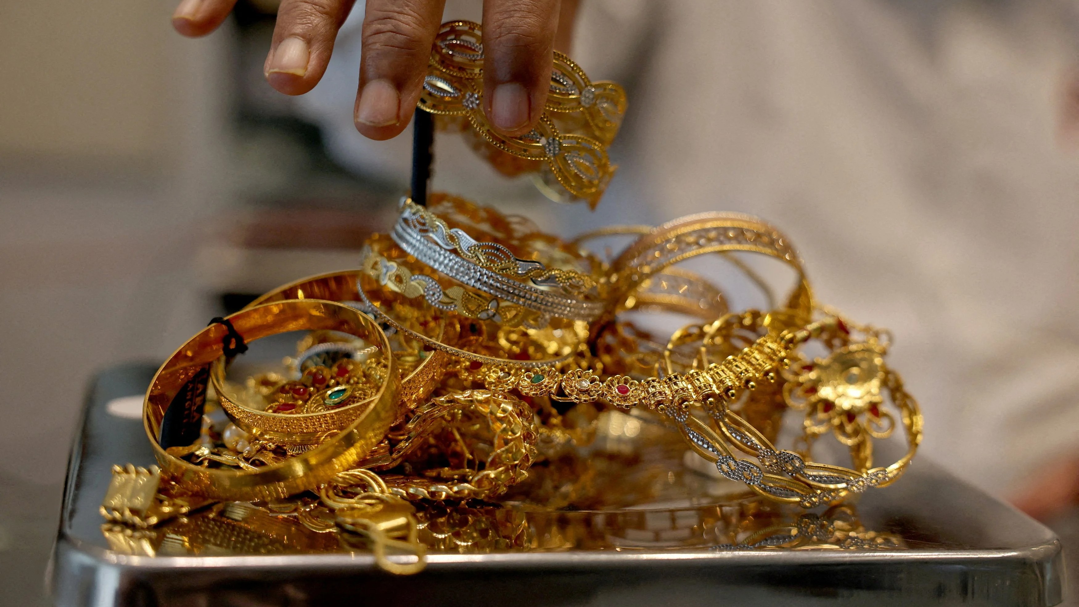 Gold futures advances for 4th straight day on weak dollar, firm global cues