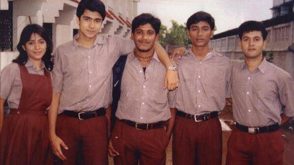 Abhinay Kinger (2L) with Dhanush (2R) on the sets of Thulluvadho Ilamai.