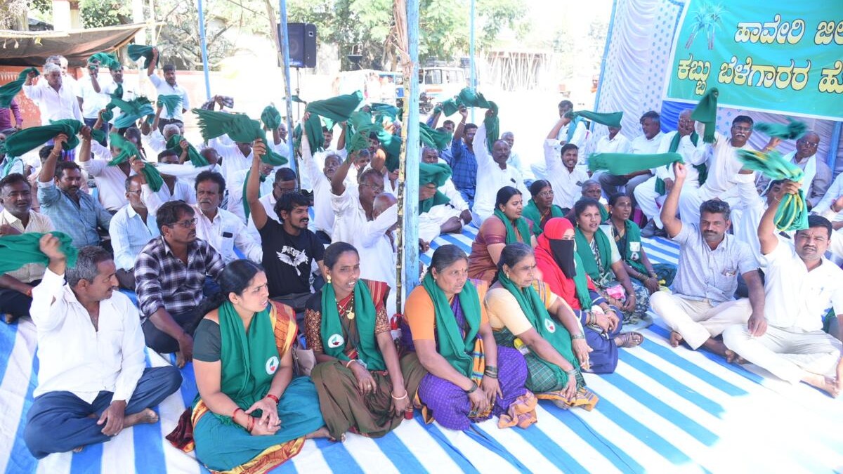 Sugarcane farmers intensify protest in Karnataka's Haveri, Mudhol