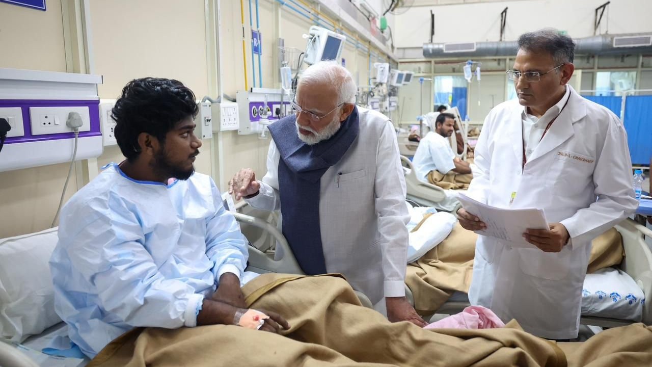 Delhi blast | Those behind conspiracy will be brought to justice: PM Modi visits victims at LNJP hospital
