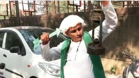 Bihar Assembly Election Results 2025 | With lantern in hand, 'Lalu' shows up at BJP Delhi office 