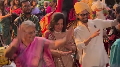 Sudha Murty and Kiran Mazumdar-Shaw groove to dhol beats at wedding, internet goes 'awww...'