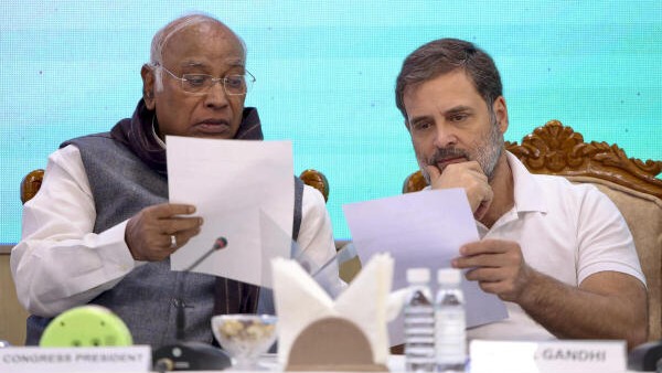 Bihar Assembly Elections 2025 | Rahul Gandhi meets Mallikarjun Kharge to discuss Congress' poll drubbing
