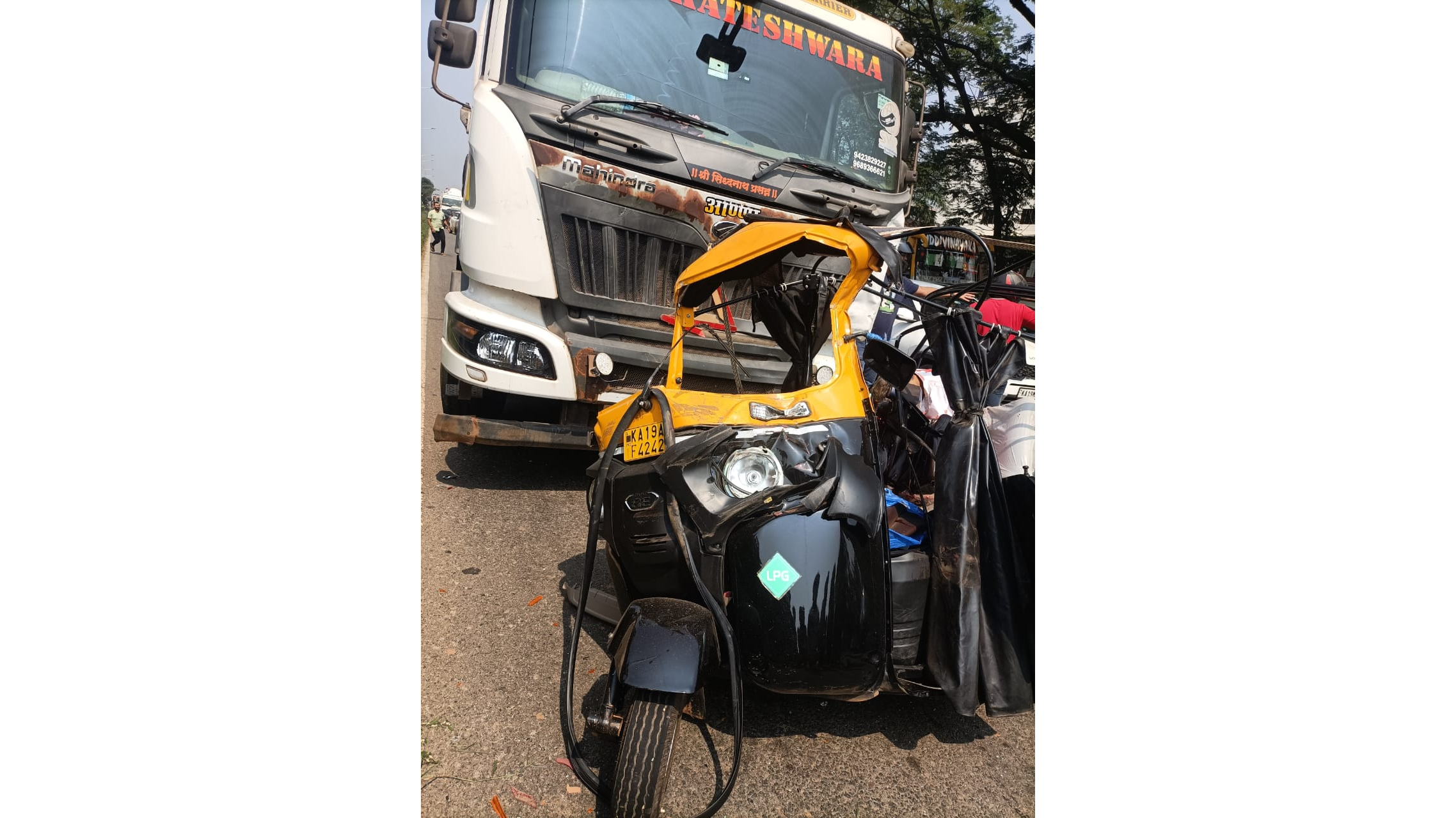Mangaluru: Multiple-vehicle accident claims three lives after auto gets crushed between two tankers